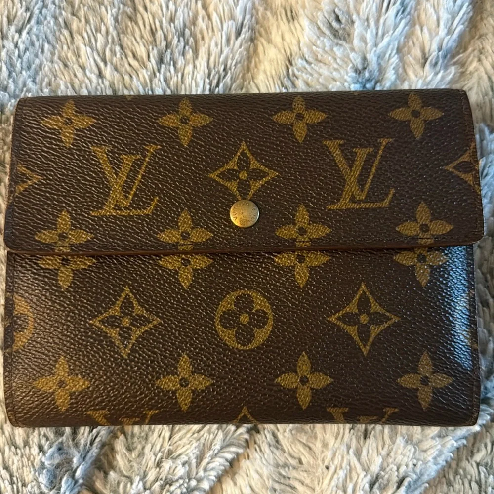 Men’s or Women’s Vintage Lous Vuitton Large International Wallet! Preloved! 🔥🔥